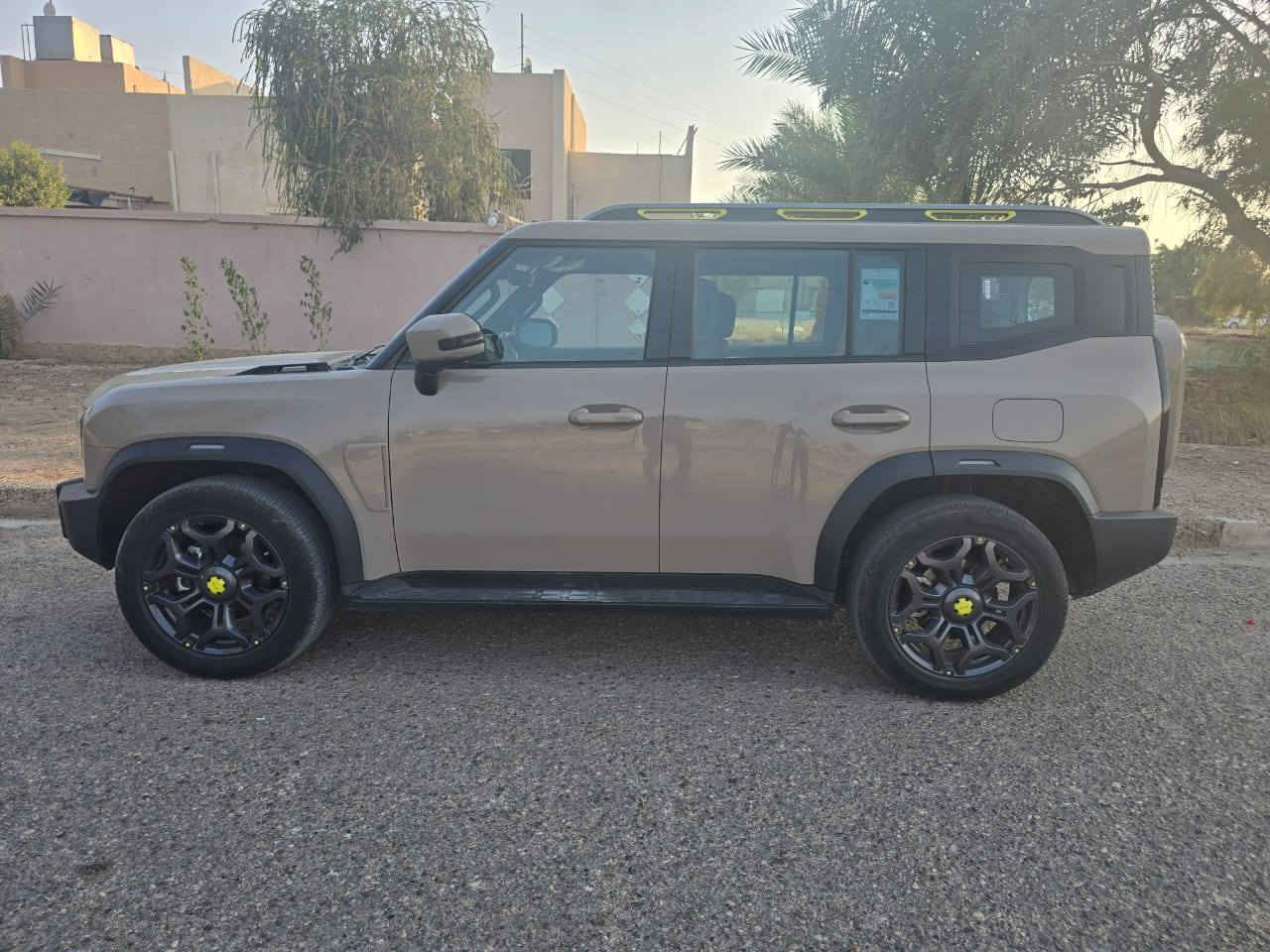السلام عليكم 
جيتور T2 فئة لكجري 2025 اللون صحراوي داخل زيتوني رقم بغداد بأسمي بيه كم رصعة ممبينات بالبنيد والقمارة السعر 23700 وبيها مجال ماشية السيارة 16 الف مكاني الرمادي 
للأستفسار ***********
