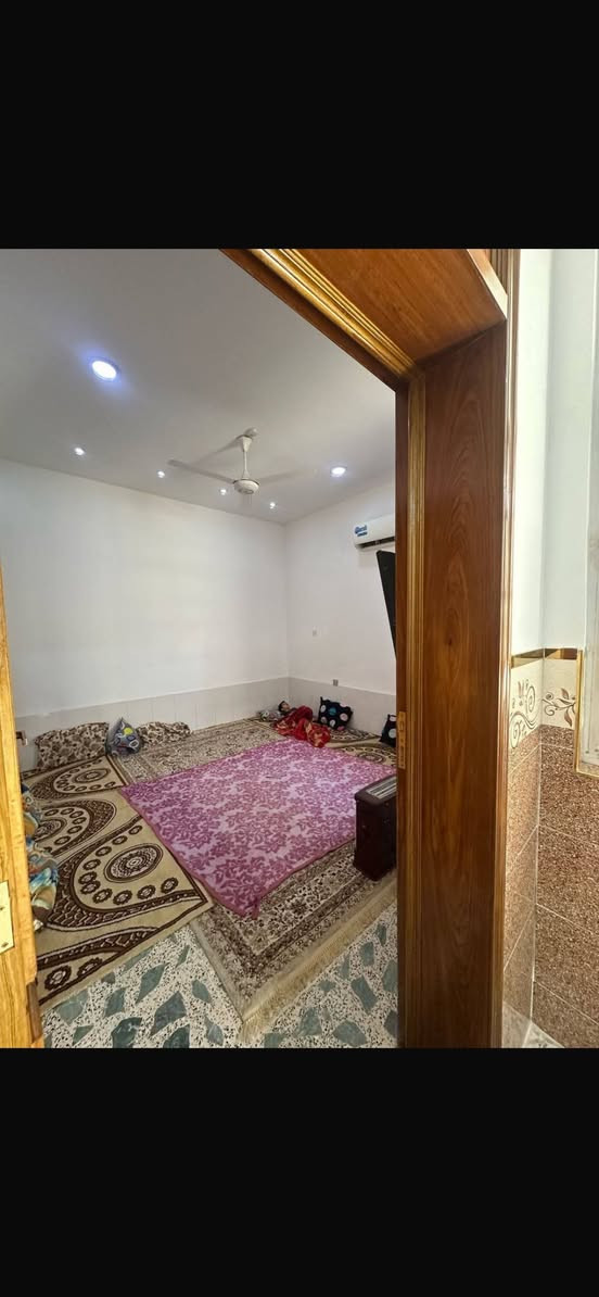 السلام عليكم
بيت للبيع مساحة 170 متر 

الواجهة 8 متر 
والنزال 20 متر 

يحتوي على غرفتين نوم بالطابق الارضي 4x4 
ساحة درج 5X4 
مناور عدد 2 
الاول 2x3 
الثاني 1.5x3 
حمام شرقي 2x2 
حمام غربي 1.5x2 
المطبخ 5x4 
استقبال 4X9
طرمة 4X5 
تواليت وحمام خارجي متر مربع 

العنوان : الامين الثانية / منطقة سكينة الزراعي / مقاطعة 9/2 قرب اسواق خوخة 

للأستفسار الاتصال على الرقم التالي 
***********
