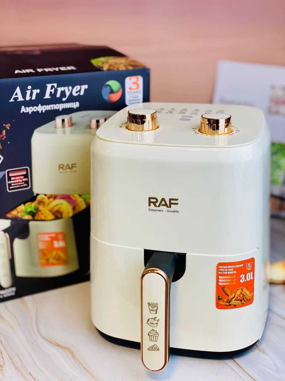 مقلاة راف الهوائية سعة 3 لتر - #الاصلي المنشأ ألماني🇩🇪💯

الأداة المثالية لعشاق الطعام اللذيذ والراغبين بالطهي الصحي. تتيح لك هذه المقلاة الهوائية تحضير أطباقك المفضلة بأستخدام كمية قليلة من الزيت أو بدونه،
مع الحفاظ على قرمشتها وطعمها اللذيذ. بفضل سعتها الكبيرة التي تبلغ 3 لترات، تُعد هذه المقلاة الهوائية مثالية لجميع أفراد الأسرة 

قلي صحي: حضّر أطباقًا لذيذة بنسبة دهون أقل تصل إلى 80% بفضل تقنية الهواء الساخن. استمتع ببطاطس مقلية مقرمشة، ووجبات خفيفة مقرمشة، ودجاج شهي، وغيرها الكثير، دون الحاجة إلى زيت زائد.

سعة كبيرة 3 لترات: تُسهّل هذه السعة الكبيرة تحضير وجبات لعدة أشخاص. مثالية للعائلات أو لتحضير كميات كبيرة.

تحضير سريع: مع محرك قوي بقوة 1300 واط، يصبح طعامك جاهزًا في دقائق. لا مزيد من أوقات الانتظار الطويلة!

درجة حرارة ومؤقت قابلان للتعديل: مع تحكم قابل للتعديل في درجة الحرارة ومؤقت عملي، يمكنك التحكم الكامل في تحضير أطباقك. تصميم صغير وأنيق: تتناسب مقلاة راف الهوائية البيضاء تمامًا مع أي مطبخ، بفضل تصميمها العصري والموفر للمساحة.

سهلة التنظيف: بفضل السلة القابلة للإزالة والسطح غير اللاصق، يسهل تنظيف هذه المقلاة الهوائية بسرعة.

خالية من روائح الزيت: بفضل استخدام كمية قليلة جدًا من الزيت، لا داعي للقلق بشأن الروائح الكريهة في مطبخك

#الاصلي المنشأ ألماني🇩🇪💯


**إذا كنت صاحب هذا الإعلان وتريد حذفه لأي سبب، رجاءا أرسل رسالة إلى الدعم الفني**