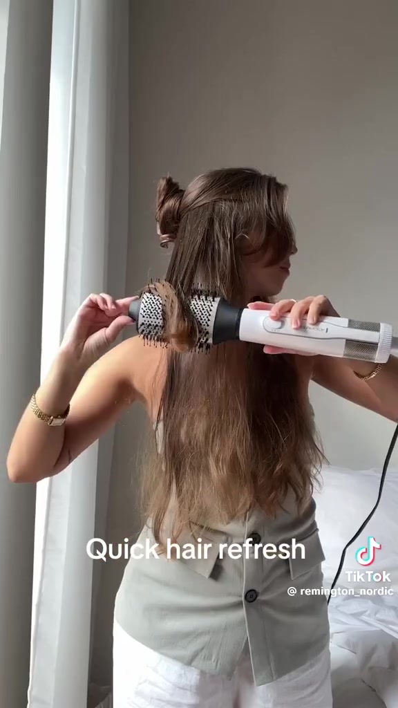 مصفف ومجفف الشعر Remington Hydraluxe Volumising Air Styler المصمم لتجفيف الشعر ومنحه كثافة إضافية في خطوة واحدة.المواصفات والميزات الرئيسيةقوة 1200 واط: يوفر تدفق هواء قوي لتجفيف سريع أثناء التصفيف.تقنية Hydracare: تتيح التصفيف بدرجة حرارة أقل لحماية الشعر من التلف الناتج عن الحرارة العائدة.طلاء Moisture Lock: يساعد الأسطوانة المغطاة بالسيراميك على الحفاظ على توازن الرطوبة المثالي للشعر.وظيفة الأيونات: تطلق أيونات تمنع تطاير الشعر وتمنحه لمعاناً ونعومة.تصميم 2 في 1: يدمج بين تجفيف الشعر وزيادة حجمه وكثافته (Volumising).


**إذا كنت صاحب هذا الإعلان وتريد حذفه لأي سبب، رجاءا أرسل رسالة إلى الدعم الفني**