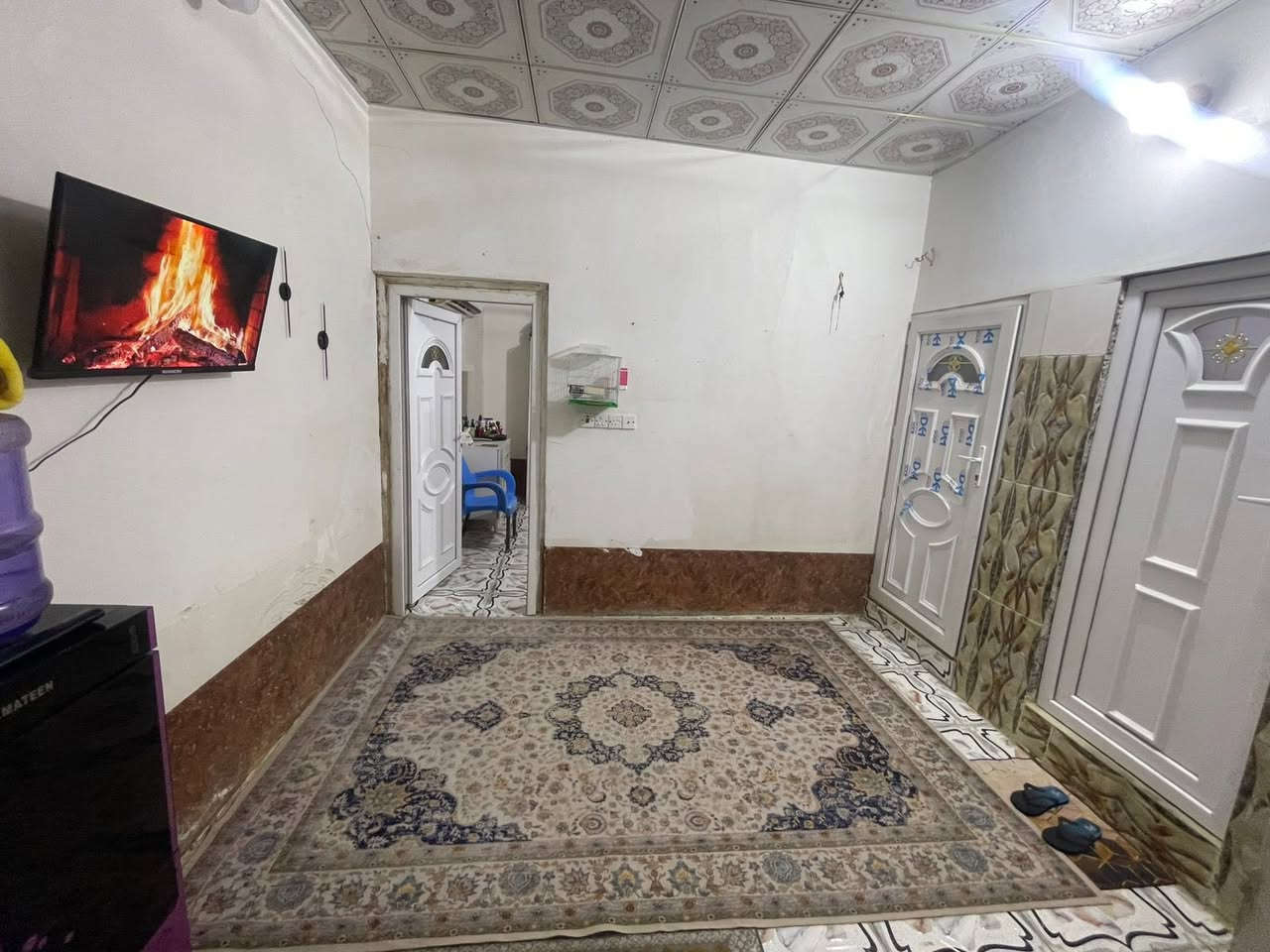 السلام عليكم بيت للبيع مساحة ٥٠ متر يحتوي على مطبخ وصالة وحمام ومنور وغرفة وبيتونه خدمات كاملة مي وكهرباء ومجاري العنوان كربلاء الشبانات قرب مدرسة دار الايتام منطقة حي الشكر السعر 30 مع الاثاث و ٢٧ بدون اثاث وبي مجال ***********
