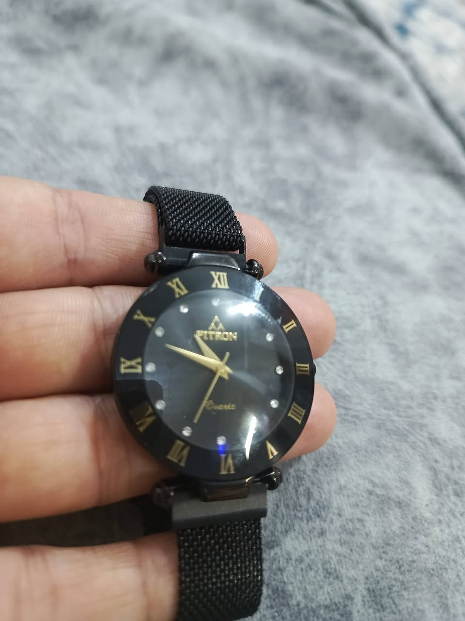 الماركة: فيترون (Fitron)💯
نوع الحركة: تعمل بحركة الكوارتز (Quartz) تعتمد على محركات يابانية عالية الجودة.
السوار: يأتي السوار بتصميم شبكي (Mesh) مصنوع من الفولاذ المقاوم للصدأ (Stainless Steel).
القفل: تعتمد هذه النسخة غالباً على قفل مغناطيسي لسهولة الارتداء والتحكم في المقاس.
الميناء: ميناء أسود مزين بفصوص كريستالية عند مؤشرات الساعات، مع أرقام رومانية محفورة على الإطار الخارجي .
الزجاج: يتميز بكونه زجاجاً معدنياً مقاومًا للصدمات والخدوش البسيطة.
السعر خاص 🌹🎀


**إذا كنت صاحب هذا الإعلان وتريد حذفه لأي سبب، رجاءا أرسل رسالة إلى الدعم الفني**