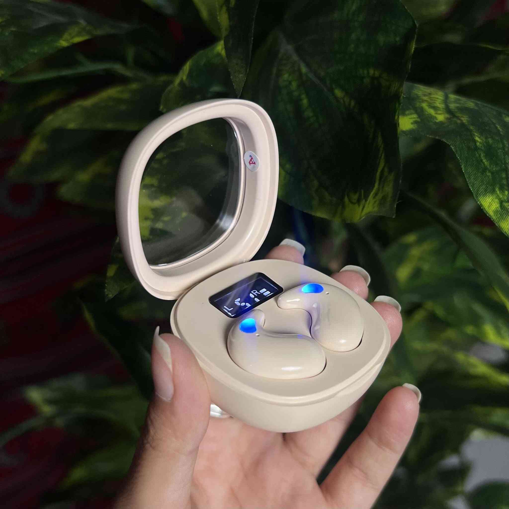سماعات بلوتوث لاسلكية Anker soundcore P60i True Wireless Earbuds
استمتع بتجربة صوتية مميزة ونقية مع سماعات الأذن اللاسلكية soundcore P60i من شركة Anker، المصممة لتمنحك أداءً صوتياً قوياً ومكالمات واضحة أينما كنت.

• صوت قوي وعميق: مزودة بمكبرات صوت داخلية بمقاس 10 ملم (10mm Drivers).

• بطارية تدوم طويلاً: تمنحك حتى 10 ساعات من التشغيل المستمر للشحنة الواحدة، وتصل إلى 30 ساعة كاملة مع علبة الشحن.

• مكالمات واضحة بالذكاء الاصطناعي: مجهّزة بميكروفونين (2 Mics) مدعومة بالذكاء الاصطناعي (AI-Enhanced) لتحسين جودة ونقاء المكالمات.

• مقاومة للماء والرطوبة: السماعات تأتي بمعيار مقاومة الماء IPX5 Waterproof مما يجعلها مناسبة للاستخدام اليومي.

• الماركة: soundcore by Anker
• النوع: سماعات داخل الأذن لاسلكية بالكامل (True Wireless Earbuds)
• الاتصال: بلوتوث (Bluetooth)
• حجم المشغل (Driver): 10 ملم
• عمر البطارية: 10 ساعات للسماعات / 30 ساعة مع علبة الشحن
• مقاومة الماء: معيار IPX5

محتويات العلبة:
• سماعات soundcore R50i / P60i
• علبة الشحن (Charging Case)
• كابل شحن نوع (USB-C Cable)


**إذا كنت صاحب هذا الإعلان وتريد حذفه لأي سبب، رجاءا أرسل رسالة إلى الدعم الفني**