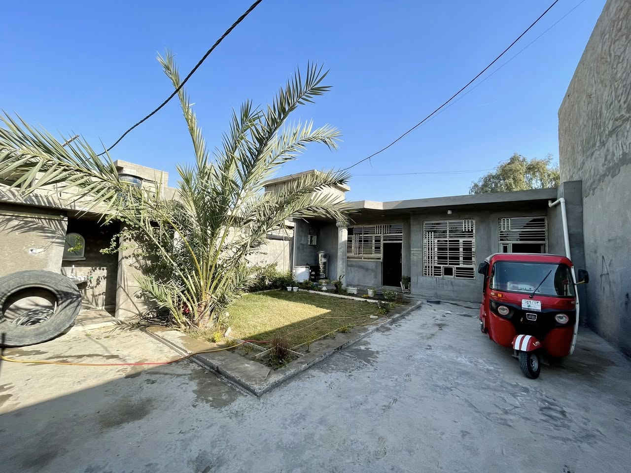 السلام عليكم
بيت للبيع المساحة 300 متر

الموقع : الدورة هورجب بداية السوق
زراعي سند 25

يحتوي على ٣ غرف نوم
 + استقبال كبير + حولي درج كبير

+ مطبخ بارد + مطبخ حار

 + حمامات خارجية 

+ كراج كبير + حديقة
البيت على شارعين

كافة الخدمات كامله -ماء -كهرباء- تبليط 

*********** للاستفسار والاتصال واتساب أو الاتصال على صاحب الدار
