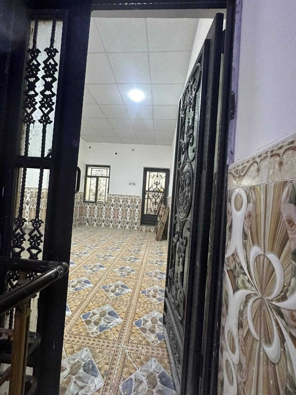 يتوفر بيت حديث اللايجار   للإيجار –
العنوان القبلة ال4الاف مقابيل 
حي زيتون
  على طريق حمدان الرئيسي
البيت طابقين  1
 الطابق الأرضي:
• غرفة نوم
• غرفة استقبال
• هول
• مطبخ
• منور
• حمام داخلي
• حمام خارجي

 الطابق الثاني:2
• غرفة نوم
• هول كبير
• بلكونة
• ترك (سطح صغير) مناسب لجلسة عائلية أو مساحة خضراء للشواء والاستراحة

 منطقة هادئة وآمنة ومخدومة بالكامل
 بناء حديث وتشطيب مرتب    الخدمات.
السعر 600 الف
ستفسار ***********
ابو عباس
