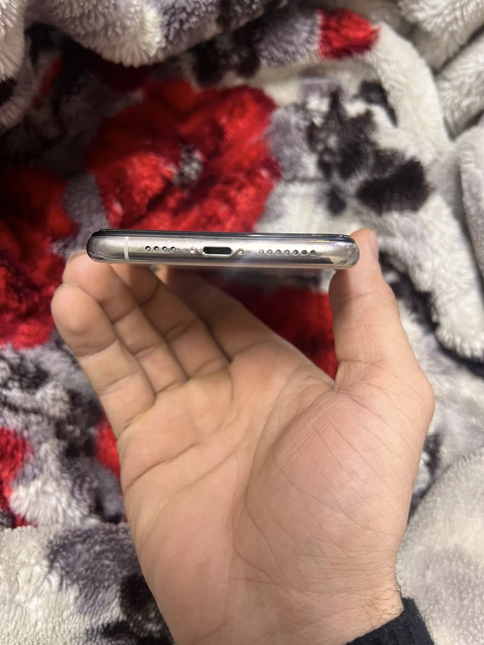 سلام عليكم 11برو ماكس ذاكره 256جهاز نضيف شخط مابي فقط مبدل شاشه ارقه شاشه بسوك بطاريه 80  بلادي جهاز نضيف رقمي *********** بغداد
