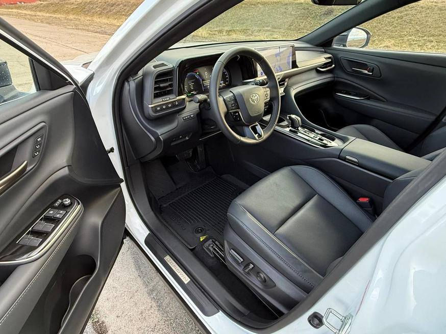 السيارة للبيع من جورجيا تبليسي العاصمة الجورجية 🇬🇪
تويوتا كراون سيجنيا: 2.5 موديل 2025
المسافة المقطوعة: 12الف 
السيارة بحالة ممتازة
 #بدون_ضرر 
السعرها من جورجيا 188ورقة 
نوع الهيكل: سيارة رياضية متعددة الاستخدامات، الحالة: جديدة، نوع المحرك: هجين، سعة المحرك: 2.5 لتر، الدفع: رباعي، عدد الأبواب: 4/5، عدد المقاعد: 4-5، اللون الخارجي: أبيض

ناقل الحركة:  أوتوماتيكي، عجلة قيادة: يسار، مشغل هيدروليكي، نظام منع انغلاق المكابح (ABS)، نظام التحكم الإلكتروني بالثبات (ESP)، أكثر من 6 وسائد هوائية، قفل مركزي، نظام إنذار، مانع تشغيل المحرك، نوافذ كهربائية، مقاعد جلدية، مقاعد مدفأة، مكيف هواء، نظام تحكم مناخي ثنائي المناطق، الخامة: جلد، اللون: أسود، نظام ملاحة، كمبيوتر رحلات، مثبت سرعة، عجلات معدنية، مصابيح زينون أمامية، 4 أسطوانات، كاميرا خلفية


**إذا كنت صاحب هذا الإعلان وتريد حذفه لأي سبب، رجاءا أرسل رسالة إلى الدعم الفني**