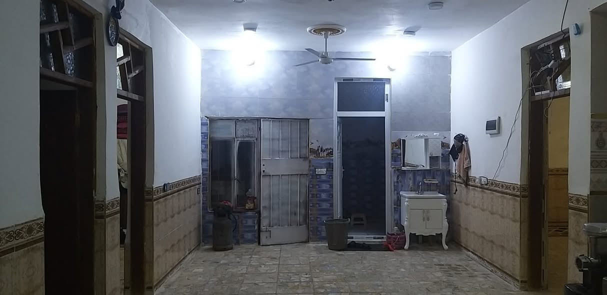 العنوان: منزل للبيع - بناء طابوق حديث بمساحة واسعة (280م) 🏠
📍 الموقع: بغداد - جسر ديالى الجديد - الكرغولية (السايد الواحد) - مقابل البانزين خانة يبعد عن شارع 50متر.
📋 تفاصيل العقار:
✅ المساحة: 280 متر مربع.
✅ نوع السند: زراعي (حق تصرف) - سند 25 رسمي ومضمون.
✅ نوع البناء: بناء حديث (درجة أولى) طابوق كامل من كل النواحي.
✅ الخدمات: كاملة (كهرباء خطين + إسالة مي مستمرة).
📐 خريطة وتقسيم البيت (مساحات واسعة):
🔹 غرف نوم عدد (2): قياس (5×4) لكل غرفة.
🔹 صالة داخلية: قياس ملكي (10×4) متر.
🔹 استقبال: واسعة جداً قياس (8×5) متر.
🔹 مطبخ بارد: قياس (5×5) متر.
🔹 مطبخ حار: (ملحق إضافي).
🔹 كراج: يتسع لسيارتين براحة تامة.
🔹 إضافات: منور لتهوية ممتازة + ترك خلفي مساحة مترتين.
🌟 مميزات إضافية:
البيت تصميمه حديث وجاهز للسكن فوراً (ما يحتاج درهم مصروف). المنطقة سكنية هادئة، كاملة الخدمات وقريبة جداً من المدارس والأسواق.
💰 السعر: 135 مليون دينار عراقي (قابل للتفاوض البسيط للجادين).
📍 للمعاينة والاستفسار:
📞 الاتصال على الرقم: ***********
💬 أو المراسلة عبر الواتساب مباشرة
