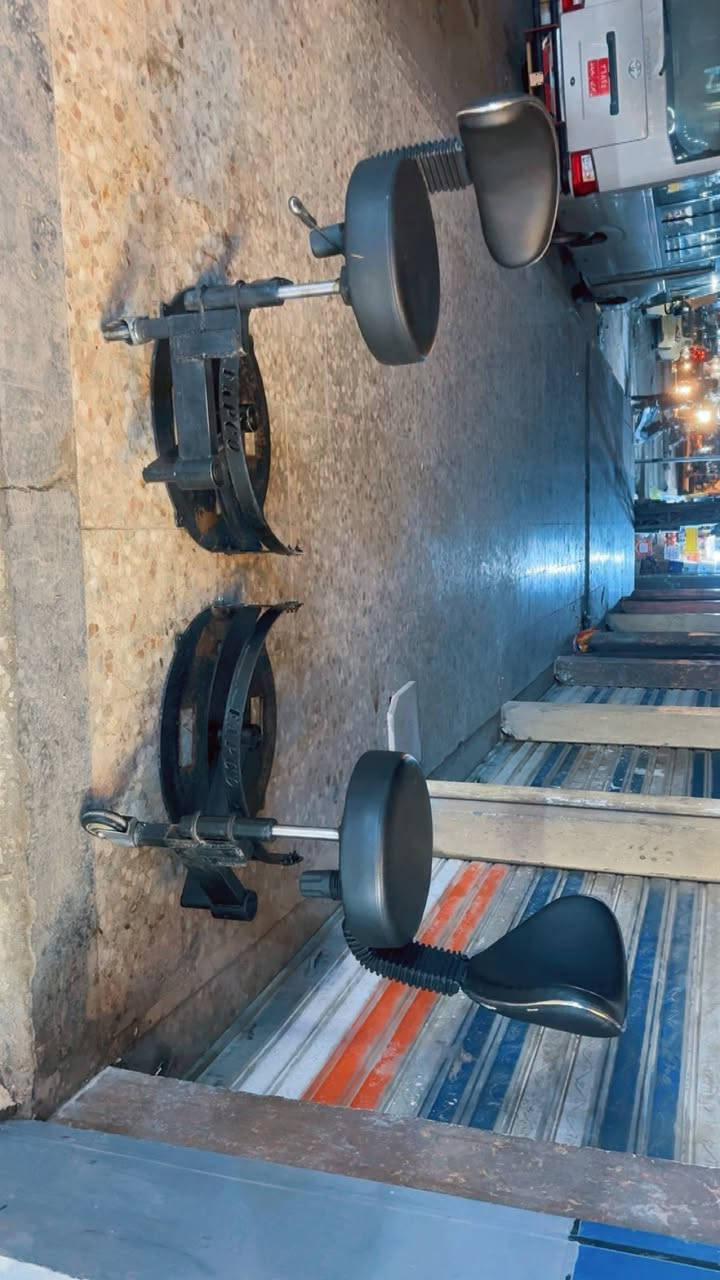 كراسي مساعد ثنين نضيفات مال صالونات مال حلاقه عنوان بغداد مدينه الصدر *********** السعر ٣٠٠ الف
