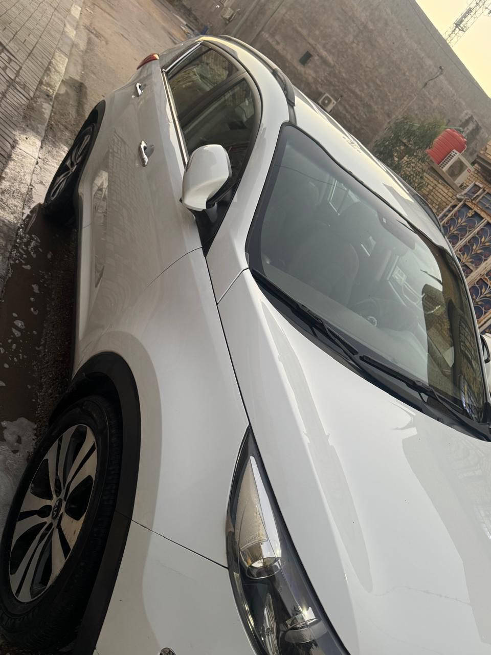 السلام عليكم 
 كيا سبورتج خليجي اصل 2014 بصرة
السياره مكفوله من كلشي  ناعمه بدون حادث بدون صبغ 
 سياره بيها بعض الشخطات البسيطة جدا. اذكرها من باب حلال وحرام 
 كما موضحه في الصور وتخم تايرات جدد سبير ما نازل 
محرك 4️⃣ سلندر 2.400 او 2000 ما اعرف حجم محركها صراحه

السياره ماشيه 120.000 
داخل لون رصاصي
فول مواصفات ما عده الفتحه تحويل مباشر
ورايدها بسعر 155 ورقه وبيها مجال
وات ساب  ***********
