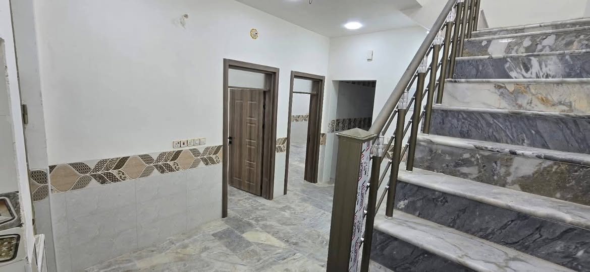 عندي بيت ١٠٠ متر للبيع زراعي سند 25 اقرار محكمة
البوبيات عمود 114 داخل الفرع يبعد عن الشارع تقريب 25م يحتوي على 4غرف واستقبال وصاله ومطبخ وثلاث صحيات
الطابق الأرضي مرمر درجة اولى
الطابق الثاني بورسلين ثقيل 2ملم
السطح فرشي
بناء جديد وبعده ما مسكون 
السعر 135 مليون
***********
