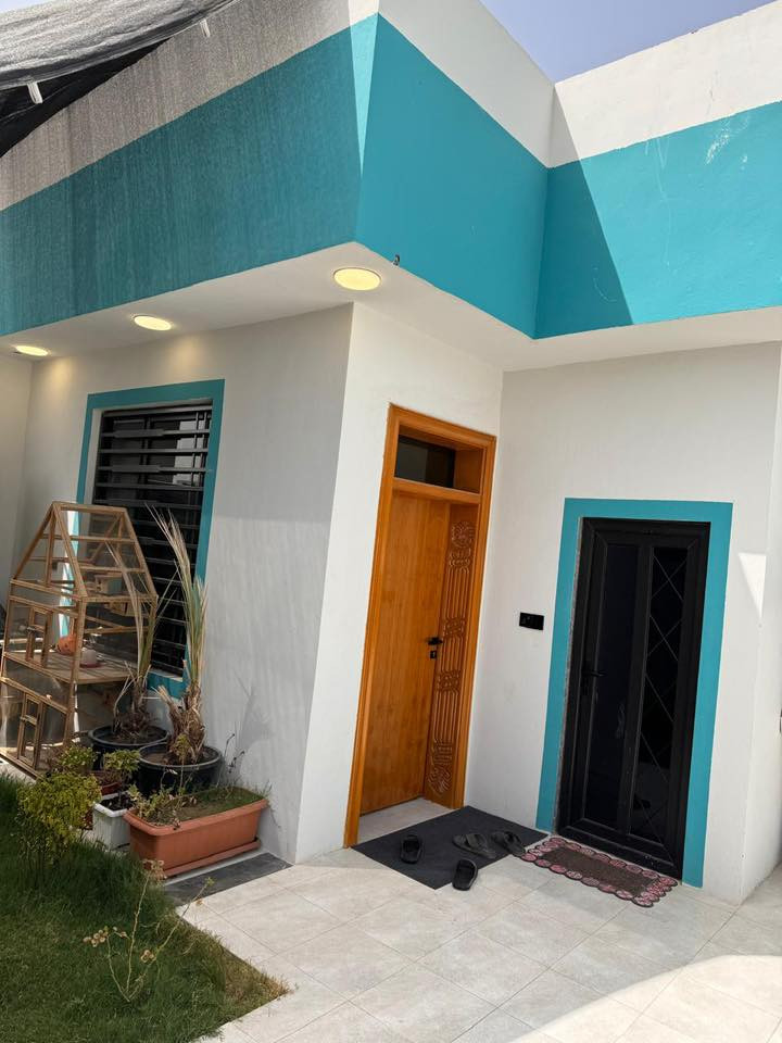 السلام عليكم 
دار جديد  للبيع 🏠 
موقع الدار  الكوفة -   مجمع سفير الامام الحسين ؏ - 
تفاصيل البيت : بناء البيت والخريطة تختلف عن باقي بيوت المجمع بي اضافات تغير سيراميك وماء وكهرباء وبيبان خشب وشبابيك وسقوف وتأسيس خريطة طابق ثاني 
المساحة 200م 
مطبخ
استقبال
غرفتين نوم
صالة 
صحيات بالداخل والخارج
كراج سيارة
حديقة 
مكشوفات ٢

خدمات جيدة : كهرباء ٢٤ ساعـة 
 الدار جاهز للسكن 

يبعد 300  متر عَنْ كورنيش الكوفة 
يبعد 1 كيلوا عن مسلم بن عقيل عليه السلام 
السعر الكلي215
السعر : 160  مليون  +  55 مليون للشركه تسدد  اقساط بالشهر400 
للاستفسار اتصل على الرقم واتساب +  
***********
البيت جاهز متبقي بالمجمع فقط التبليط مال شارع

ڪُل الخدمات موجودة وقريبة

بانزين خانة 
مدارس ابتدائية . متوسطة . اعدادية 
قريب عَلَىٰ الشط 
قريب عَلَىٰ جسر الحديد وجسر الكوفة 
يبعد عَنْ مسجد الكوفة مشي تقريبًا 15 دقيقة بحدود كيلوا واحد ﺎَو اقل 
مركز صحي
