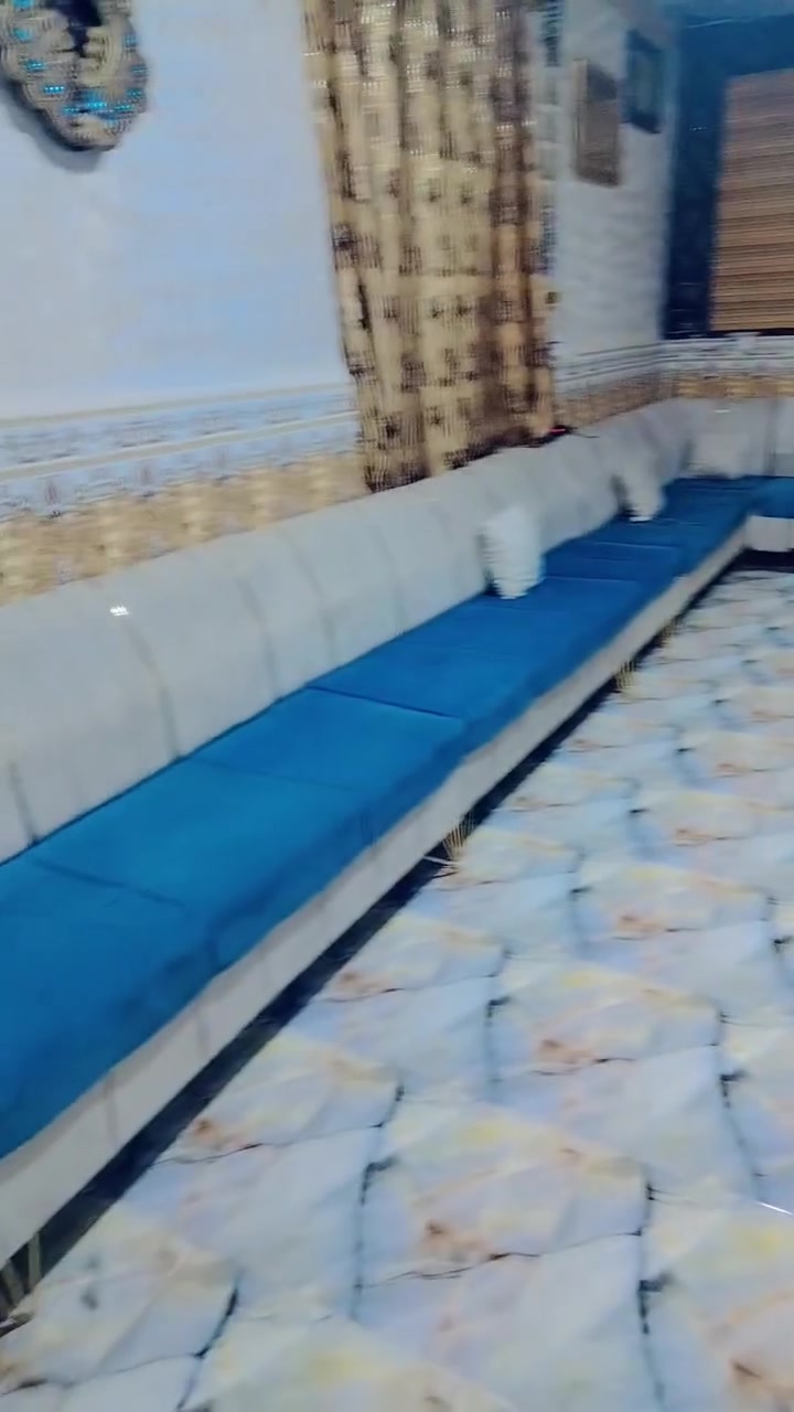 السلام عليكم  تخم جديد تخمين ونص يعني 28مقعد.  جديد استخدام قليل السعر 650وبي مجال بعقوبه تقاطع الامام عبدالله ابن علي ***********

