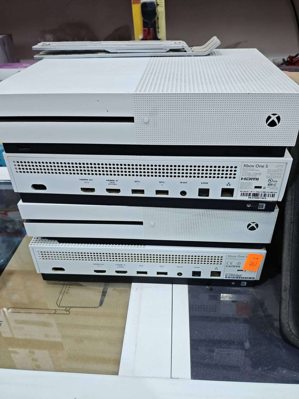 اكس بوكس ون اس عدد اربع قطع
2 تيرا و 2 500 كيكا 
سعر الواحد 100 الف واليريدهن كلهن يتفضل واتساب 
***********
