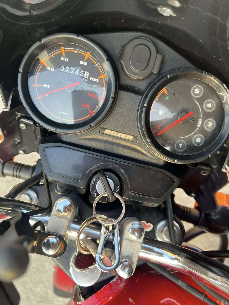 السلام عليكم بوكسر 23 اوراق اصولي اصلي مو سحب دراجه مكفوله كفاله عامه ما عده هاي لخسفه لي بتانكي سعرها 1500 وبيها مجال حك جيه *********** لخط ما بي واتساب بس عل رصيد مكانها بغداد مدينه الصدر
