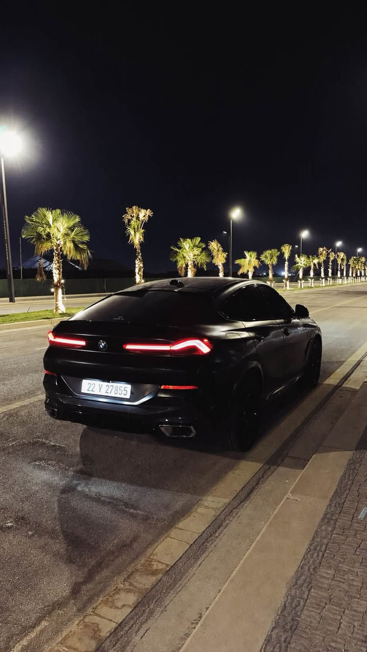 BMW X6 2025 M Sport 🔥
● وارد أمريكي 🇺🇸
 ● Clean Title ✅
 ● بدون أي حادث حتى الدعامات  ***********"
 ● الممشى: 39,000 Mile
 ● مغلفة PPF Matte لحماية البدي بالكامل
المواصفات:
 ● محرك 3.0 لتر تيربو 6 سلندر مع نظام 48V Mild Hybrid
 ● قوة 375 حصان
 ● جير أوتوماتيك 8 سرعات
 ● نظام دفع رباعي xDrive
 ● أوضاع القيادة: ECO PRO – COMFORT – SPORT – SPORT PLUS
 ● تشغيل المحرك عن بُعد (Remote Start)
 ● دخول وتشغيل بدون مفتاح (Comfort Access)
 ● تبريد وتدفئة للمقاعد الأمامية
 ● نظام MAX A/C للتبريد السريع
 ● تدفئة المقود
 ● مقاعد كهربائية مع ذاكرة
 ● سقف بانوراما
 ● شاشة BMW Curved Display
 ● Apple CarPlay وAndroid Auto لاسلكياً
 ● شاحن لاسلكي
 ● 5 كاميرات مع كاميرا 360°
 ● كاميرا تعرض الطريق والتقاطعات على الشاشة
 ● مساعد الاصطفاف الذكي (Parking Assistant)
 ● مساعد الرجوع للخلف (Reversing Assistant)
 ● شاشة Head-Up Display
 ● مثبت سرعة متكيف
 ● مراقبة النقطة العمياء
 ● المحافظة على المسار
 ● نظام الكبح التلقائي
 ● إضاءة داخلية متعددة الألوان (Ambient Lighting)
 ● إضاءة ترحيبية خارجية (Welcome Light Carpet)
 ● مصابيح أمامية ذكية Adaptive LED تتحرك يميناً ويساراً مع حركة المقود
 ● التحكم بالإيماءات (Gesture Control) لرفع وخفض الصوت بحركة الإصبع
 ● باب خلفي كهربائي
 ● نظام صوت Harman Kardon
السيارة بحالة ممتازة وجاهزة للفحص بأي مكان.
السعر: 68,500$

📞 ***********
