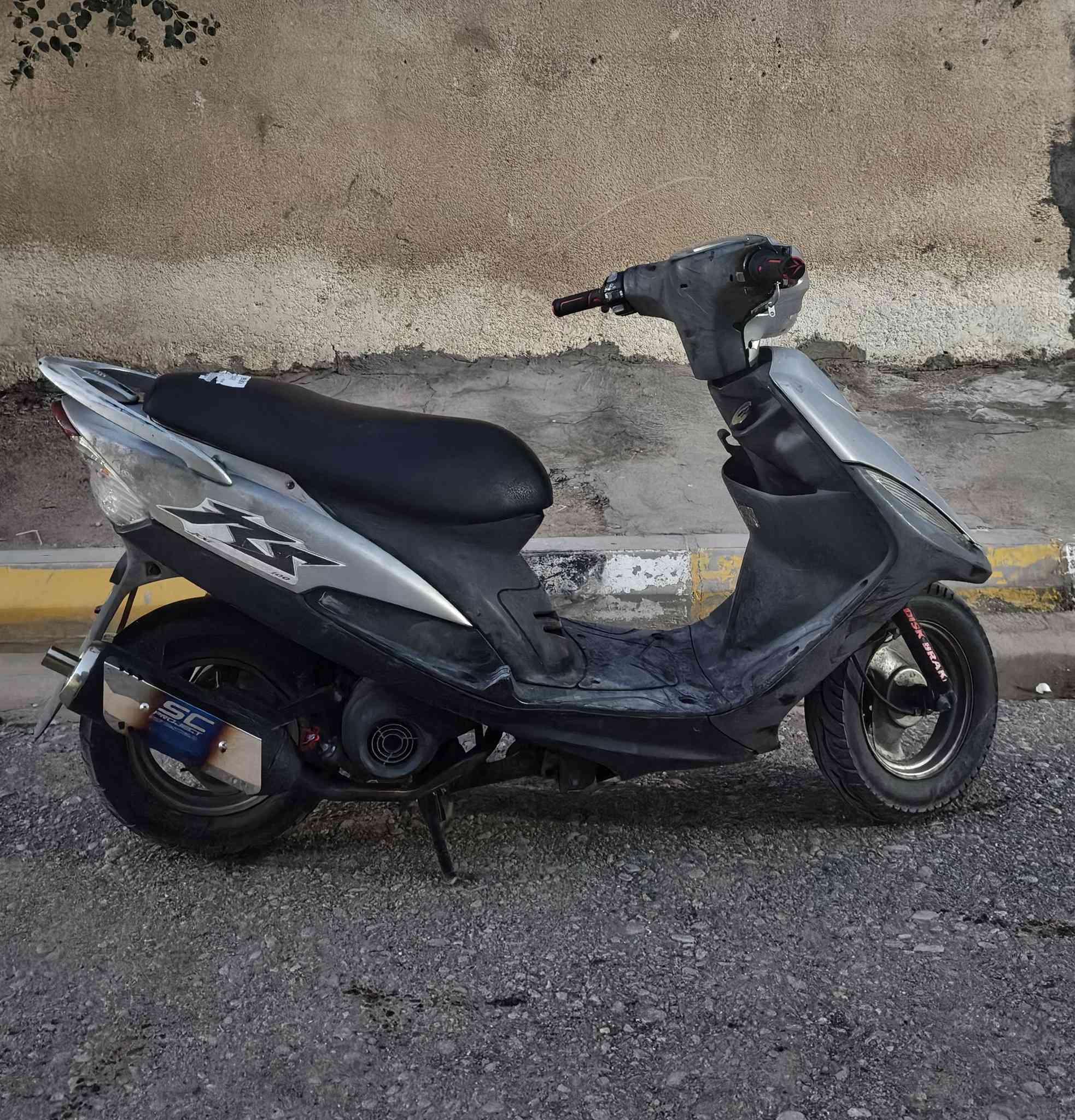 سلام عليكم ماكس عدله رمبة للبيع وكيلها بيت غودي دراجة محركها تجي وتفص كهربائيات عالي ناصي يمنه يسره كلها شغال سلف نكره بكل وقت دراجة 49 بلادي وسوادات ملاح مو اسود واقع احلى من صورة تجي وتشوف بعينك صالنه رياضي وقطره ويدات بريك وبنانزين تاير خلفي امامي جديد دراجة ما بيها اي نقص شغل واطلع سعرها 950 وبيها مجال 
*********** 
مكاني ميسان الف دار ✨
