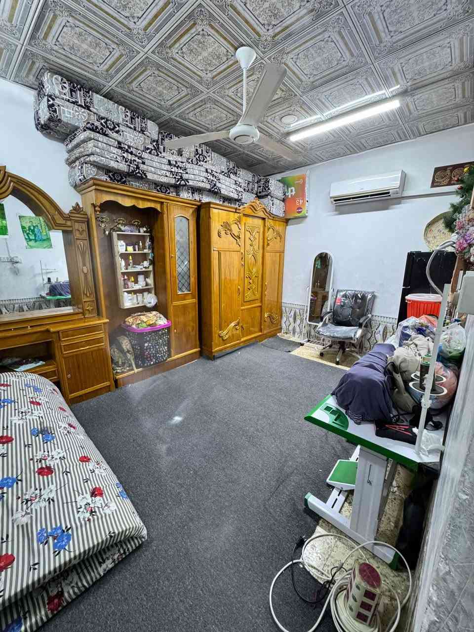 دار للبيع المساحه 100 في حي ميسان قطاع 79  الشريط متر طابق ونص صب مسلح يحتوي على غرفه وصالهً ومطبخ واستقبال وصحيات داخليه وخارجيه الطابق الاول والثاني غرفه وصاله وصحيات شيلمان السعر 115 مليون للاستفسار الأتصال على الخاص الكوفي للوساطة العقاريه ***********
