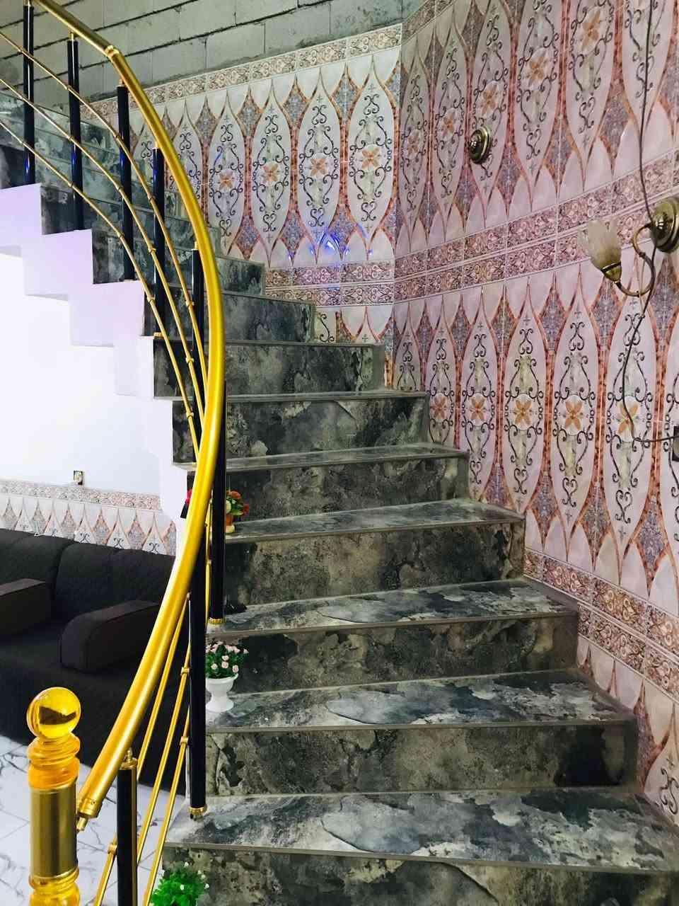 السلام عليكم
الدار للبيع مساحه 150 متر طابقين 

تفاصيل الطابق الاول / استقبال /مطبخ / صاله / غرفه نوم / حمام 2
طابق ثاني / غرفتين نوم / صاله / حمام 2
المكان قريه الحريه 
باقي التفاصيل الاتصال / ***********
