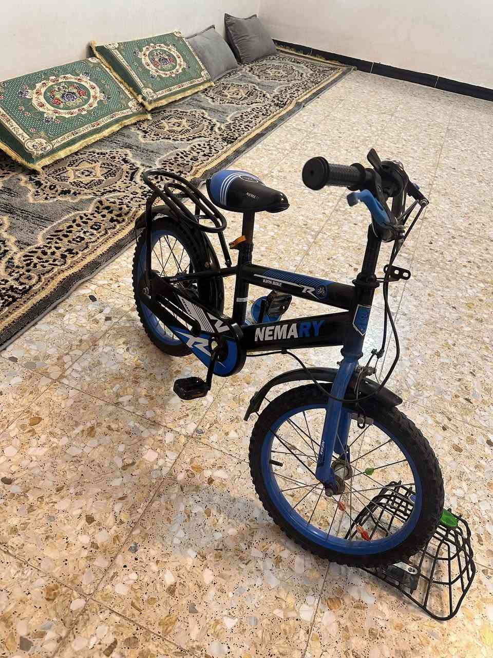 بايسكل للبيع اي نقص مابيه وكل ملحقاته وياه وبعده جديد سبب البيع ابني صار جبير واريد اخذله بايسكل حجم اكبر 
السعر 40
العنوان بداية شط الله


**إذا كنت صاحب هذا الإعلان وتريد حذفه لأي سبب، رجاءا أرسل رسالة إلى الدعم الفني**