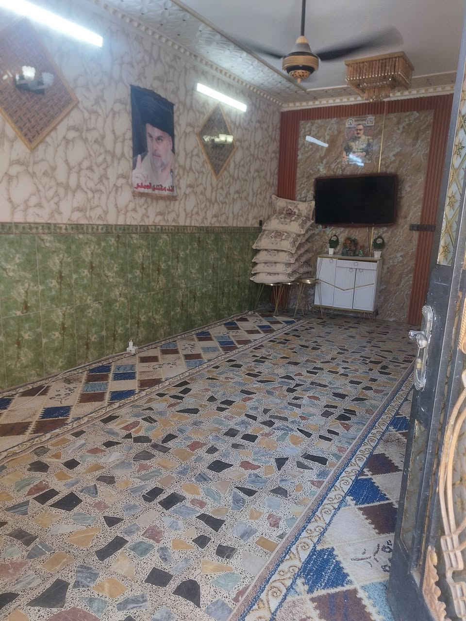 بيت للبيع الموقع بين بغداد مدينة الصدر  حي طارق القديم او بين حي طارق الوسط الزراعي المساحه 140  بناء نضيف طابق اونصف  السعر 85 بي مجال    رقم تواصل ***********
