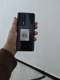 بوكو اف٥ برو • ٥١٢ جيجا • شاشة ١٢٠ هرتز اموليد