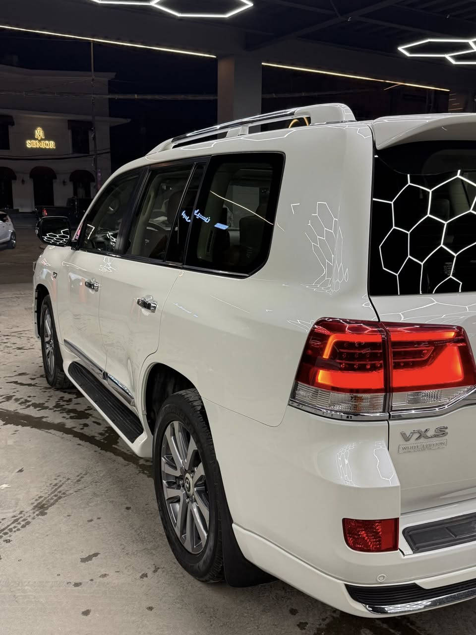 لاندكروز VXS
White edition
2017
فول مواصفات 
90km
كشنات جلد قرميدي 
تبريد كشنات
٣ شاشات 
كامره ٣٦٥
٥ بصمات
فتحه سلايد
جكات 
كراسي كهرباء
ستيرن تحكم جهتين 
كشنات ميموري
٤ جامات اوتو 
صندوك كهرباء
مرايات كهرباء 
مري قلاب
***********
