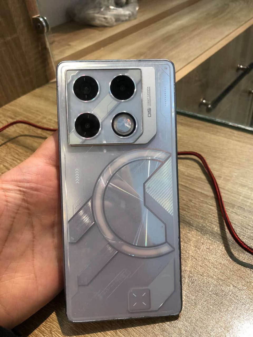 📱 Infinix GT 20 Pro

• الشاشة: 6.78" AMOLED  
• معدل التحديث: 144Hz — تجربة سلسة جدًا بالألعاب والتصفح  
• المعالج: أداء قوي مناسب للألعاب الثقيلة  
• الرام: 12GB (قابلة للتوسيع حتى 24GB)  
• الذاكرة: 256GB  
• الكاميرا الخلفية: 108MP + دعم تثبيت  
• الكاميرا الأمامية: 32MP  
• البطارية: 5000mAh  
• الشحن: 45W سريع  
• يدعم: 5G  

🎮 مثالي للألعاب مثل ببجي، كول اوف ديوتي، وفورتنايت مع أداء سلس ومعدل تحديث 144Hz يعطيك حركة ناعمة بدون تهنيق.

الجهاز مستعمل بس كل ملحقاته وياه الجهاز مبدل قطعه 
الي تربط البطاريه وتغذي البورد بالطاقه قطعه متاثر ابد وبي ضمان يوم كامل 
الجهاز متوفر يم مركز الضمان عنوانه الجزيره السياحيه شارع السوك مقابل مكتبه الناصر بغداد, العراق


**إذا كنت صاحب هذا الإعلان وتريد حذفه لأي سبب، رجاءا أرسل رسالة إلى الدعم الفني**