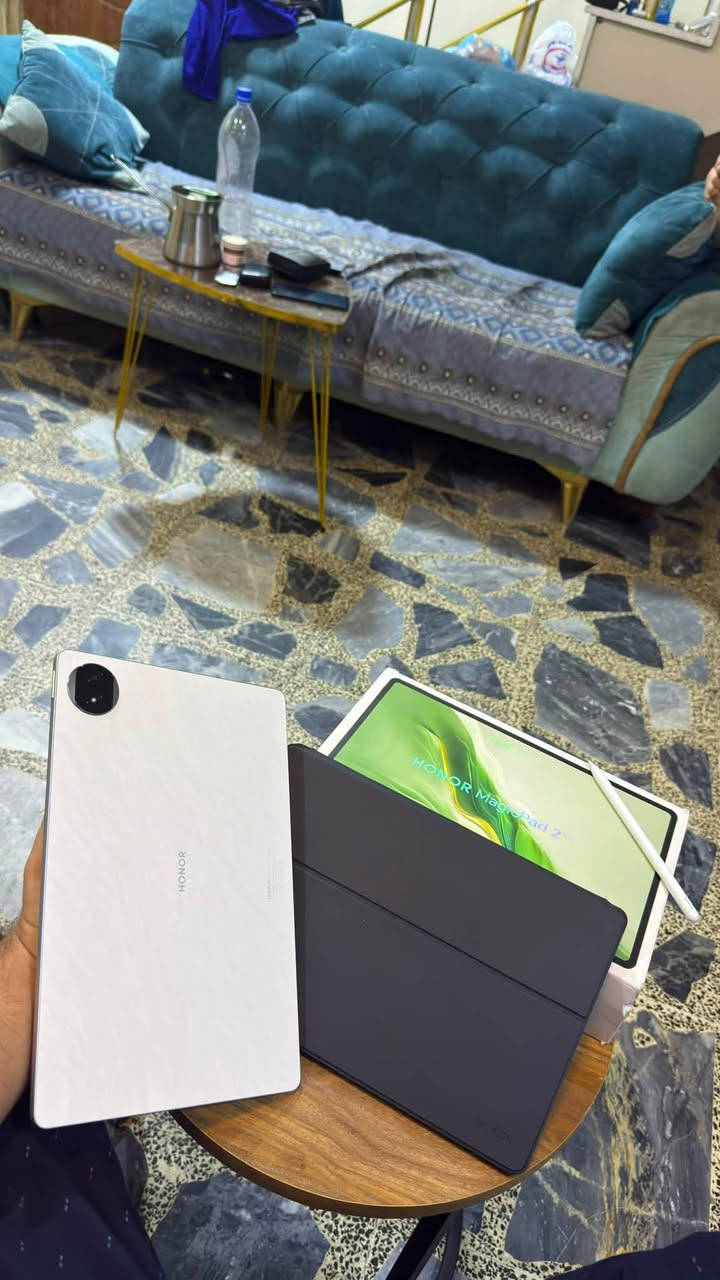 للبيع HONOR MagicPad 2 هونر ماجك باد 2

🔹 شاشة OLED حجم 12.3 إنج بدقة عالية جداً ومعدل تحديث 144Hz.
🔹 معالج Snapdragon 8s Gen 3 القوي.
🔹 بطارية 10050mAh تدوم لفترة طويلة.
🔹 شحن سريع 66 واط.
🔹 8 سماعات ستيريو بصوت قوي وواضح.

الجهاز يعتبر من أقوى أجهزة الأندرويد اللوحية حالياً

📦 الجهاز مع كامل ملحقاته الشاحنة و الكيبورد و القلم الاصلي
📍 الموقع: بغداد.
السعر 750 وبيه مجال 
او مراوس بايباد برو m2 او m4 

للاستفسار مراسلة الخاص


**إذا كنت صاحب هذا الإعلان وتريد حذفه لأي سبب، رجاءا أرسل رسالة إلى الدعم الفني**