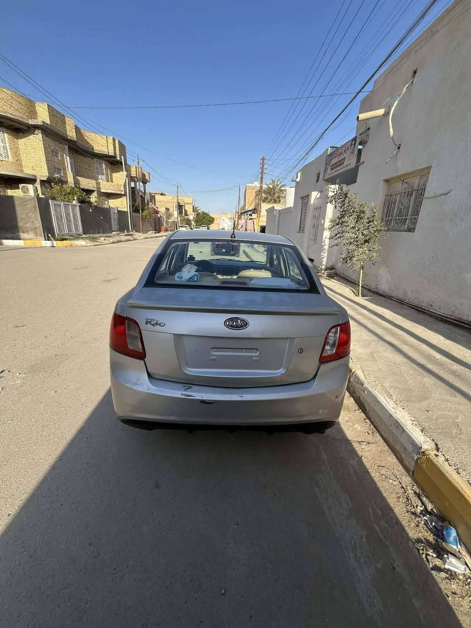 السلام عليكم 
كيه ريو مديل 2012 شركه عامه 
رقم بغداد باسمي هزه و ارقام جدد
محرك كير جدد بدون نقص 
سياره جاهزه بدون نقص 
بيه دحجه بسيطه حوض السبير فقط من جوه 
مكان السياره الشطرة 
اعتذر عن المراوس والاقصاد 
***********
