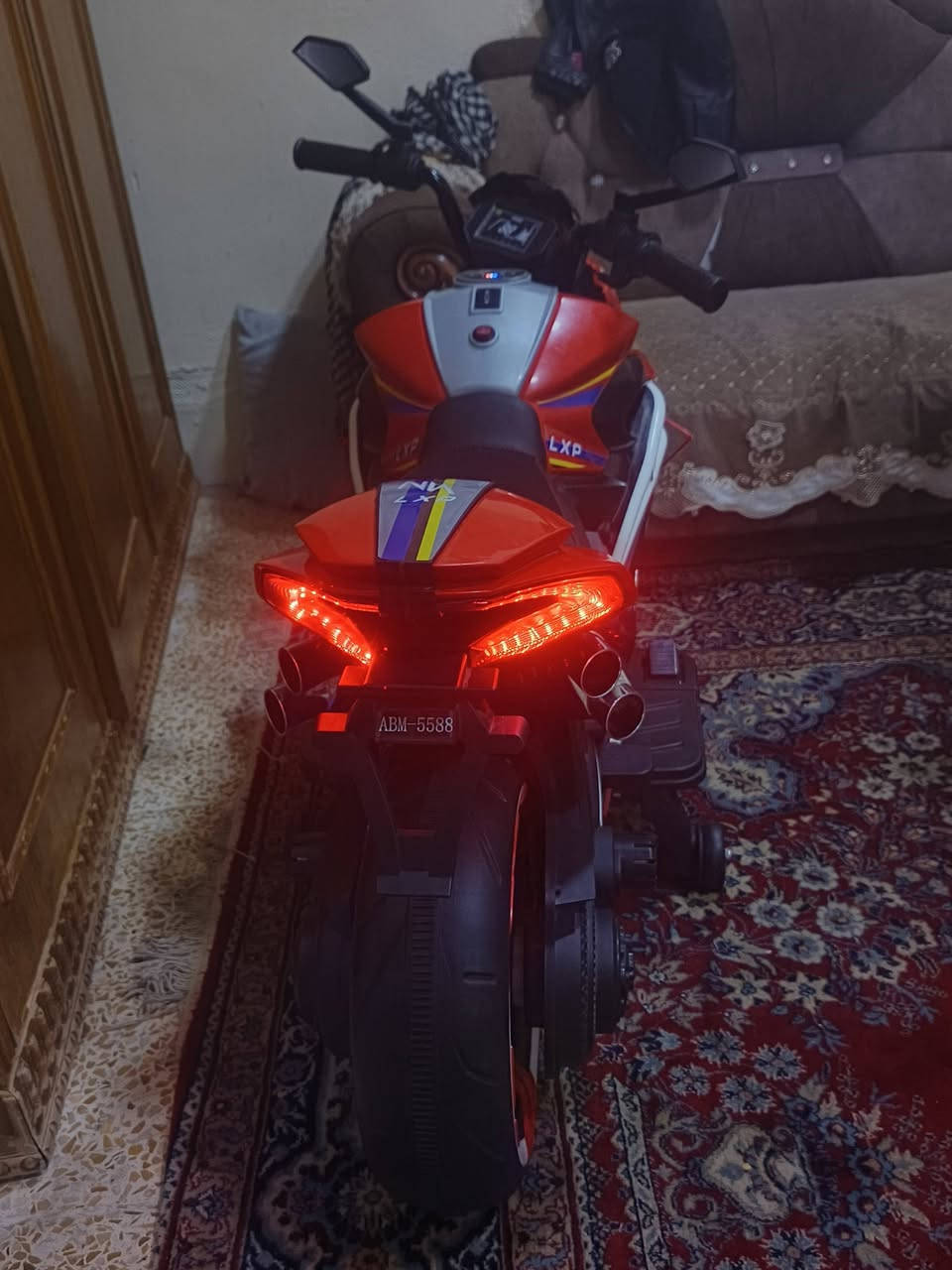 سلام عليكم ماطور شحن حجم كبير يستحمل وزن  75 كليو تقريبن سماعا ابلتوث السعر 135 التوصل ***********
