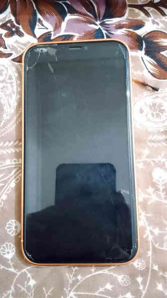 للبيع ايفون اكس آر محور ١٧ برو 
كله شغال فلاش فيس إيدي 
الذاكره ٦٤ بطاريه ١٠٠ 
مبدل بس بطاريه 
السعر ٢٠٠ الف وبس مجال بسيط 
للأستفسار : *********** Singapore
