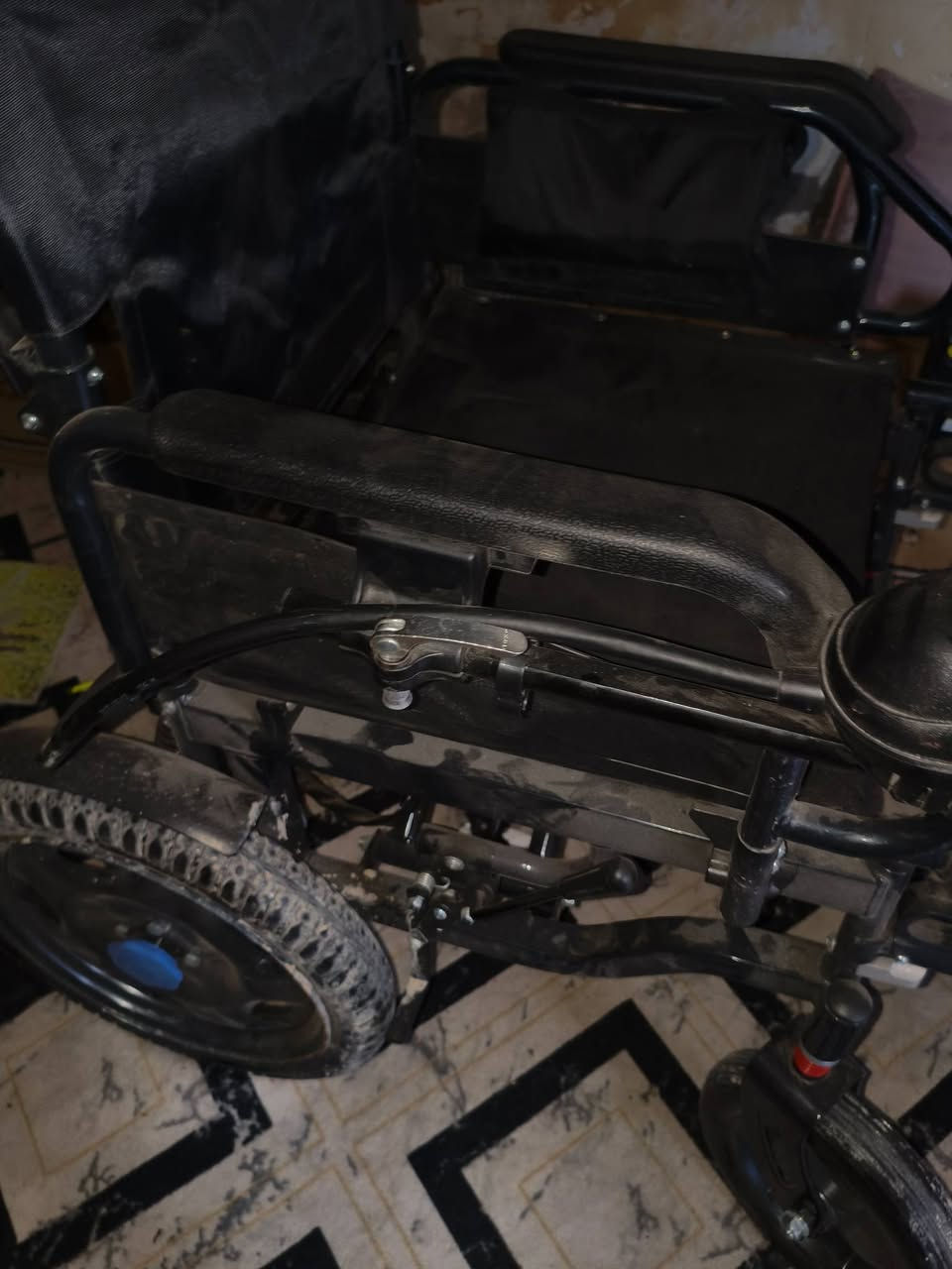 كرسي كهربائيّ مستعمل شهر نضيف كلش يطبك وينحط بلسياره بسهوله سعره 450بيه مجال العنوان بصره شارع ميثاق تواصل ***********
