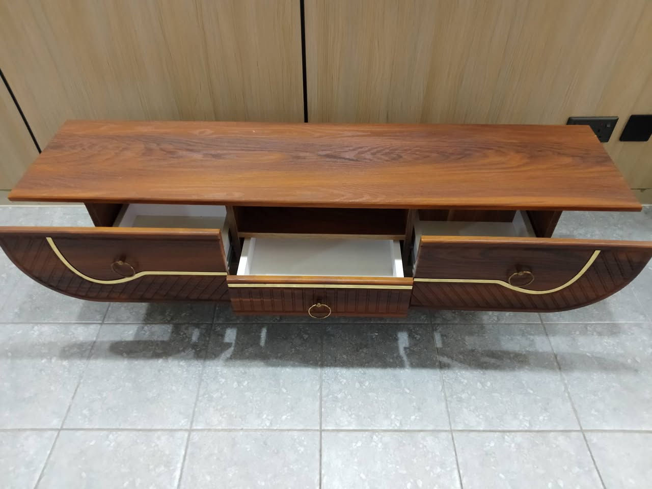 ميز تلفزيون بحالة جيدة للبيع قياس (140 ×  33) السعر ٦٥ 
***********
