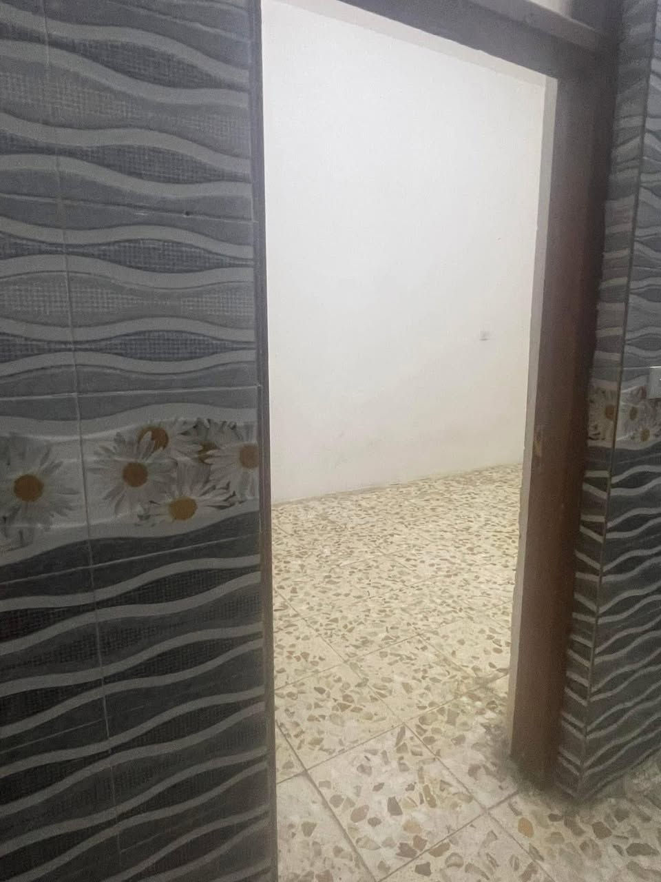 شقق للإيجار الامين الثانيه قرب مطعم الرياضي
غرفتين وصاله ومطبخ وخدمات 
شقه ارضيه عوائل فقط 
***********
