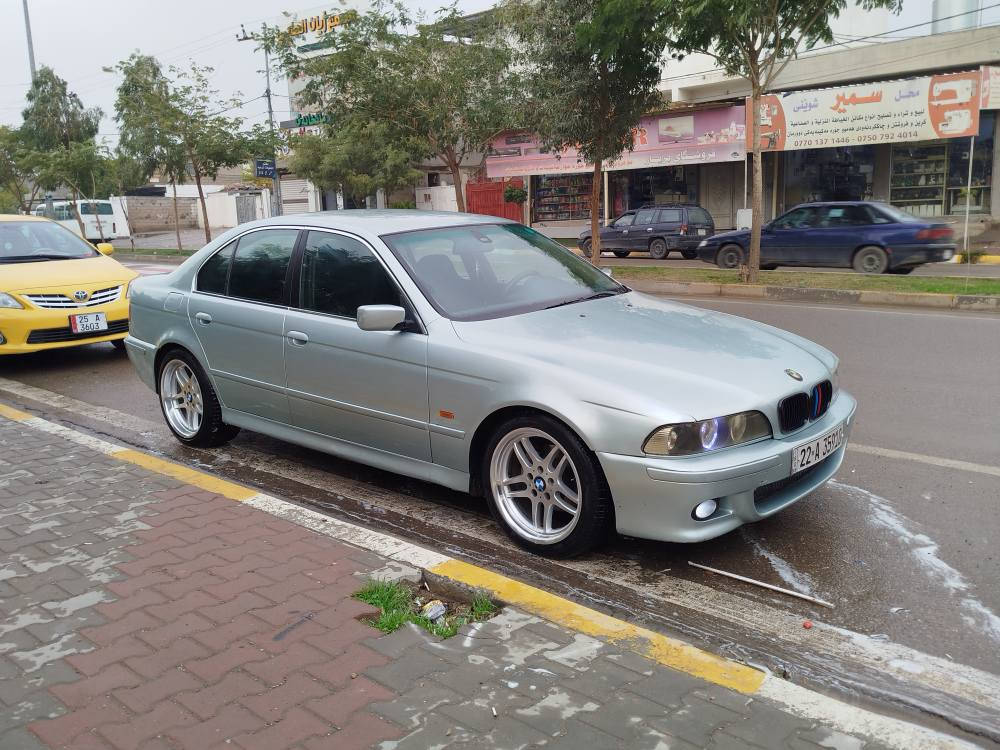 بي ايم موديل ٢٠٠١ مه كينه ٣٠  بي دعمو ليدان. سه نه وي تازه به ناو خومانه بتاقه ي بانزيني هه يه ٤تايه لوك ايمي له بنه  هه مو كياني شه رته كير سبورتو عاديه. فول فوله ته نيا سلايد نيه. ناو وو ده ره وه ي لوكه سعري ٩٩ مه جال. *********** كركوك, العراق
