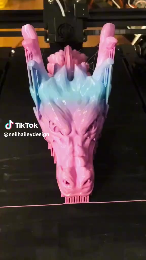 السلام عليكم
اخوان  شوفوا هاي الطابعة
سعرها  ٣ مليون
انطوني بيهة سعر بما يرضي  الله
هذا المنتج هو طابعة ثلاثية الأبعاد من نوع سير (Conveyor Belt 3D Printer)، وبالتحديد طراز Creality CR-30 المعروفة أيضاً باسم 3DPrintMill.
الميزة الرئيسية: تحتوي على سير ناقل يسمح بالطباعة اللانهائية على المحور Z، مما يجعلها مثالية للطباعة بكميات كبيرة أو لإنتاج مجسمات طويلة جداً.
تصميم الفوهة: تتميز بفوهة مائلة بزاوية 45 درجة، مما يمكنها من طباعة النماذج التي تتطلب دعامات أقل.
هيكل الحركة: تستخدم هيكل CoreXY المستقر والموثوق للتحرك الدقيق.
التشغيل الصامت: تأتي مجهزة بلوحة أم صامتة مطورة لتقليل الضوضاء أثناء العمل
التواصل خاص او الاتصال على الرقم
***********
