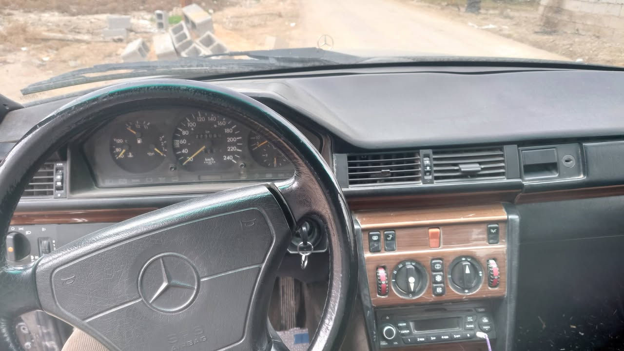 سلام عليكم مارسدس دب مديل 1995محرك كير مكفول مصبوغه عام جماله مكفوله للبيع ومروس *********** سياره مرتبه وحلوه
