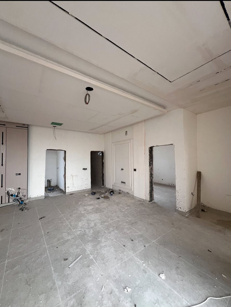 مزرعة للبيع بغداد الرضوانية معمل زينب شارع رابع مساحه دونم واجه 33متر ونزال 77متر  تحتوي على دار مساحته 260متر يحتوي على 3غرف نوم ماستر وصالة كبيره ومطبخ وصحيات ومخزن وتحتوي على مسبح داخلي مغلق قياس 5*8متر ومسبح خارجي معا جلسه قياس مسبح 6*13متر وتحتوي على جلستين خارجيه وكراج وحديقه وأشجار النخيل وتحتوي على غرفة حارس ومولده مجهزه بكامل غرفه وصحيات مفروشه ومجهزه سبلت وتحتوي على مولد كهرباء كبير 35 كيڤي المزرعه قيد الإنشاء باقي شهر وتسلم كامله المشتري يستلم مفتاح جنس الارض طابو زراعي سند 25 فتح بيان وتحول بسم المشتري المزرعة متعوب عليه كلش.
متوفر عروض بكافة مساحات دوانم ومزارع اي شخص عنده عقار للبيع يتواصل ويانا استفسار اتصال او واتساب 
***********
