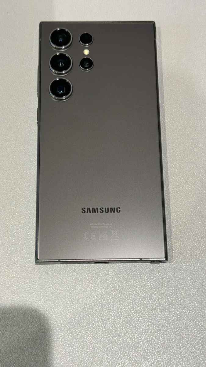 للبيع: Samsung Galaxy S24 Ultra - مستخدم
 نظافة تامة بالكامل
 باللون الرمادي التيتانيوم المميز،
الجهاز بحالة ممتازة جداً (شبه جديد) مع كامل المواصفات القوية.
​المواصفات الفنية=
​ذاكرة التخزين: 256 جيجابايت.
​الذاكرة العشوائية (RAM): 12 جيجابايت.
​نظام التشغيل: أحدث واجهة One UI 8.0
 مع نظام Android 16.
​حالة البطارية: ممتازة جداً وتدوم طويلاً.
​مميزات إضافية:
​الجهاز نظيف كلش ويا شاحنته الاصليه
​يأتي مع كفرين شفاف وكفر ثاني شكاكي لحمايته.
​الموقع: البصرة
​السعر: 900 الف
للتواصل واتساب: (***********) البصرة, العراق
