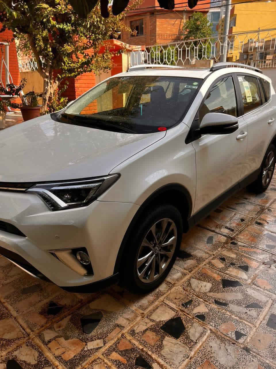 السلام عليكم 
 
تويوتا راف فور فول مديل 18 فول  مواصفات VXR سياره جديدة مكفوله كفاله عامه  من الضربه الصبغ والشخوط  رقم سليمانيه جديد ماشيه 115 بيع او مراوس للاستفسار 
***********
