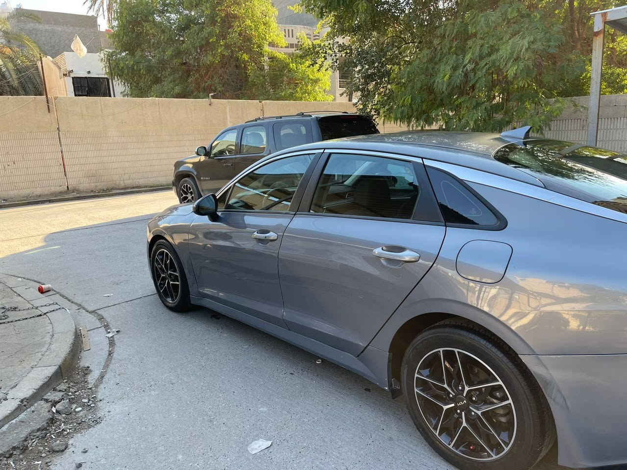 سلام عليكم
عندي k5  موديل 2021
حادث جاملغ وباب سايق
تبديل جاملغ وباب وصبغ فقط قطعتين
بجم كبس
لون رصاصي
سياره حلوه وجديده واحله من صور
موصفات
بصمة تشغيل
بصمة ابواب وصندوق
سايد بريك بصمه
شاشه كبيره + كامره دواره
3 وضعيات قياده 
توقف ذاتي 
رادار امامي وخلفي وجانبي 
تحكم ستيرن جهتين 
مكينه 1600 تيربو 
كير بلدي خير من الله  
صدر جديد 
تبريد ثلج 
رقم اربيل بسمي رقم جديد 
هزه وفحص كوله جديد 
شرط التحويل 
السعر 138 وبيه مجال بصيط وين اليدور جديد ورخيص 
رقم هاتف تصال عادي او وتساب *********** 
مكان السياره بغداد الكرخ مجمع 28 نيسان
