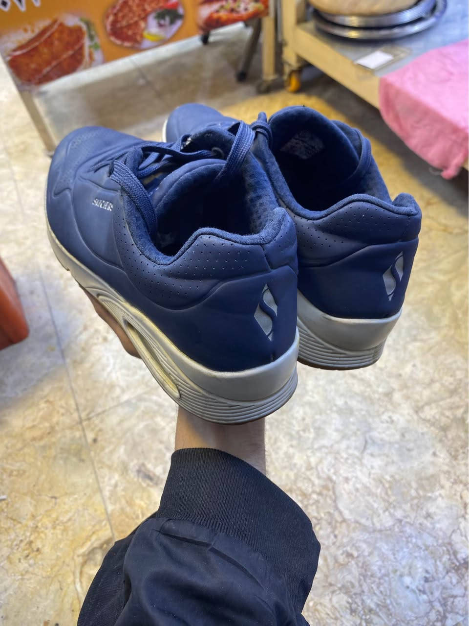 السلام عليكم 
حذاء سكجرز اصلي ڤيتنامي 
قياس 42/41 
السعر 15 الف 
مكاني بغداد بلديات 
رقمي ***********
يوجد توصيل 🚚 بغداد, العراق
