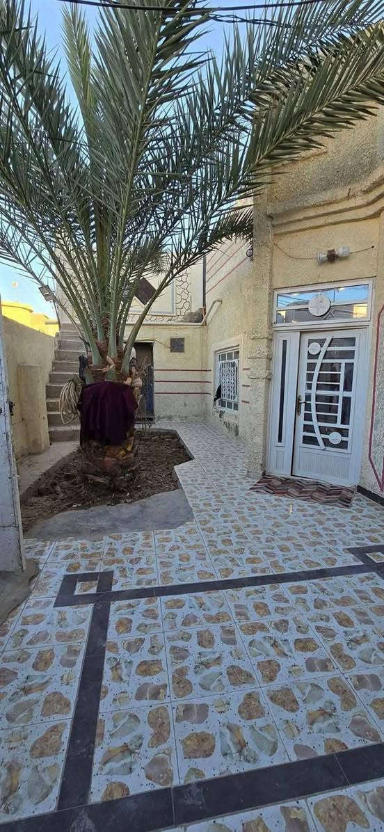 بيت للبيع مساحه 200 متر  طابو زراعي سند ٢٥ اقرار محكمه يتكون من طابقين الاول ٢ غرف نوم مع صاله كبيره واستقبال كبير ومطبخ و٢حمامات و٢ صحيات طارمه تسع سياره وحديقة ودرج خارجي الطابق الثاني يتكون من ٢ غرف نوم وحده منهن سويت مع صاله كبيره وسطح كبير البيت اعكاده السعر 115 للاستفسار الاتصال على الرقم ‏‪***********‬‏  موقعه بدايه شارع سيد اسماعيل الفرع الرابع الخدمات ماء خط مولده كهرباء مجاري اسواق
