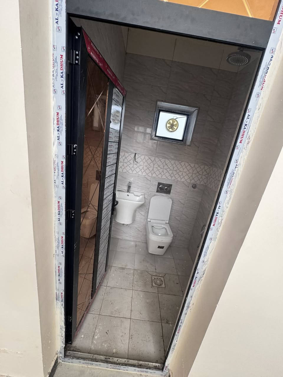 سلام عليكم بيت لبيع  موقع دوره كليه دجله يبعد عن كراده 10دقايق بل سياره لبيت مسحة 60واجه 7ونص ونزل 8 مربع لبيت مطبخ وحمامين وغرفتين نوم لبيت جديد غير مسكون ***********
