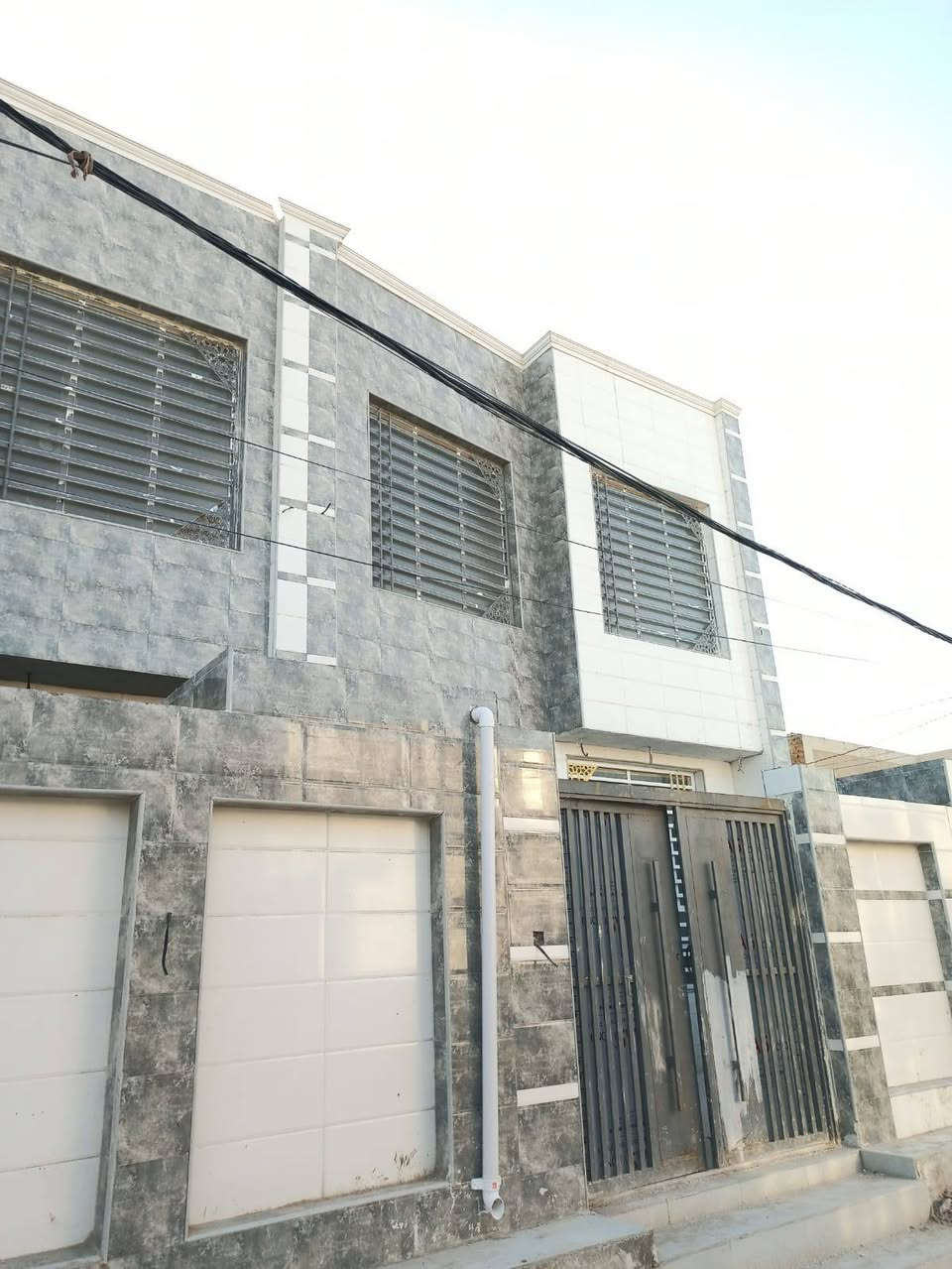 ياالله 

يوجد لدينا بيت للبيع حي ميسان قطاع 32 شارع الجامع مساحه 125متر طابقين يحتوي على غرفه وصاله واستقبال ومطبخ وصحيات والطابق الثاني يحتوي على غرفتين وصاله وصحيات صب كونكريت ارضيه بورسلين جدران بورسلين الواح سقوف جبسن بورد شغل درجه اولى السعر المطلوب خاص 

للاستفسار والمعلومات الاتصال بنا ع الارقام التاليه 

***********

***********

***********

او مراجعه مكتب ألروان للوساطه العقاريه والمقاولات العامه 

عنوان المكتب حي ميسان ع الشريط قرب صيدليه الشراع مقابل الاستداره مباشر 

البيت حاليا ع التشطيب ايام قليله ويصبح جاهز للسكن

عندك بيت عرصه للبيع راسلنه وات ساب وتدلل 

نشتري جميع الدور والعرصات حي ميسان
