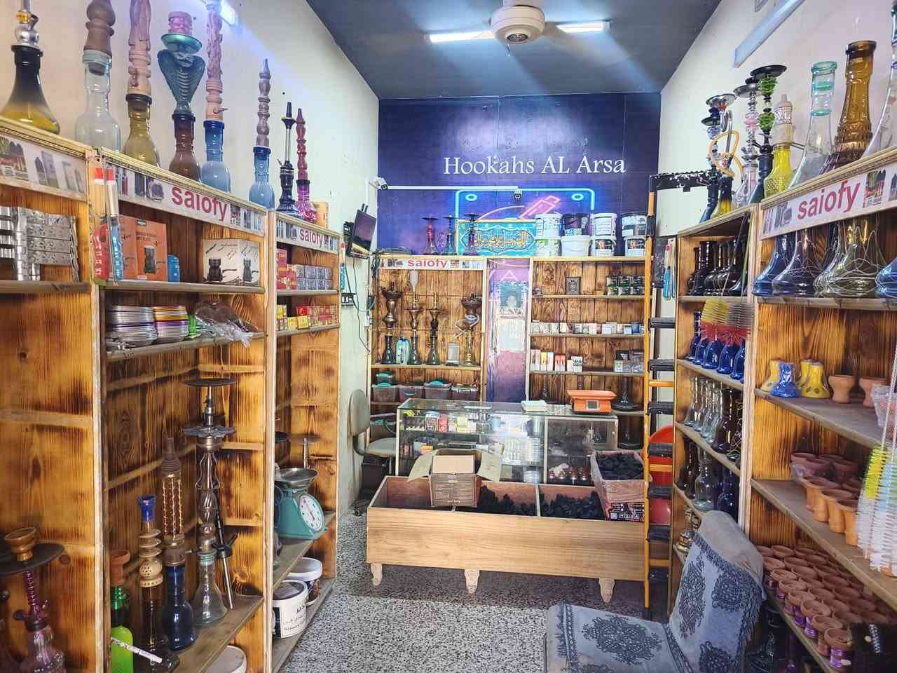أقرا المنشور كامل و خابر
لأصحاب المشاريع المربحة والمهتمين بمجال النراكيلا ومستلزماتها:
معروض الايجار بكامل بضاعته وديكوراته محل "الارسا للنراكيل"، المحل شغال والحمد لله وله سمعته وزبائنه الدائميين.
​تفاصيل المحل:
​الديكور: رفوف خشبية بتصميم مميز ومنظم، مع واجهات عرض زجاجية (فاترينات).
​البضاعة: تشكيلة واسعة من النراكيل الحديثة والكلاسيكية، الإكسسوارات، رؤوس الفخار، الفحم، ومستلزمات التنظيف والصيانة (كل شي موضح بالصورة).
​الموقع: [الشعب شارع 33 مقابيل مرطبات فراشة] - موقع حيوي ومميز.
​الإيجار: [150 ] - إيجار مناسب جداً مقارنة بالموقع 
المحل ايجاره ما عده الغراض إلي داخل المحل الغراض للبيع 
رقم الاتصال *********** متوفر واتساب
