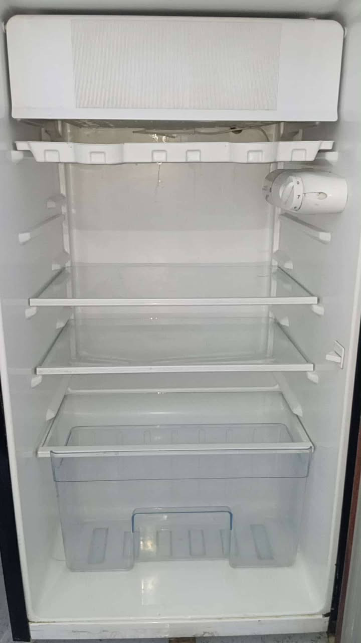 سلام عليكم ثلاجه للبيع نضيفه كلش ستعمال قليل مكان محموديه سعرها 100 ***********
