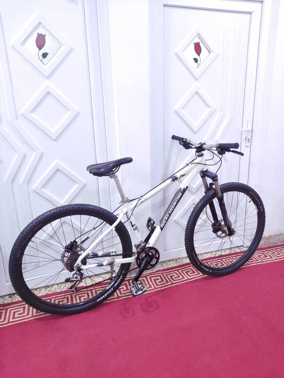 السلام عليكم 🇨🇦
دراجة فئة #جبلي ماركة #ROCKY_MOUNTAINروكي مونتاين

العالمية ماركة غنية عن التعريف صنع كندي اصلي اورجنال 🇨🇦🇨🇦

الدراجة حجم 29 ضخمة جدا ...فول المنيوم خفيف جدا وسريييع 

دبل أمامي احترافي سلس 100٪ تحكم من الجهتين تقوية وترخية

لون الدراجة ابيض اوف وايت مع تطعيم سلڤر ...لشة مضلع حديث

سستم سرام اكس فايف #SRAM_X5 سلس وسريع جدا بلتبديل 

بدالات السرعة (الگيورة) sram 8X3 سحب دفع #شاشه حديث

بريكات هايدروليك دهن فئة جدا حديثة دسكات مختومة شيمانو

ويالة بولبرين زووم طبقتين لتحمل الاوزان الثقيلة والطسات WTB

تايرات كتان اصلية احترافية ماركة #SHWALBE_RAPIO شركة

رقبة وستيرن نفخ المنيوم من ماركة روكي مونتاين اصليات شركة 

سرج طبي اصلي ...كمبليونات ويالة وسرج سلايت...ستاند سلايت 

بايدارات احترافية  بولبرين اصلي من شركة #SANIC العالمية

🔴الدراجة استيراد خاص كندا غير مستعملة داخل العراق  
     الدراجة وضع شركة بلاد ما بيها اي نقص كاملة وجاهزة 

🔴الدراجة بالنايلوون جدا نظيفة بمعنى الكلمة بلكاغد 

المكان الموصل الجانب الايسر...السعر 500 الف (ثابت_نهائي) 

يوجد توصيل بغداد وجميع المحافضات العراقية 

رقمي للتواصل ***********
