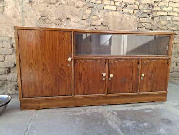 بوفية تسكام مترين ونص ،صغرتها سويتها مترين  خشب صاج زين ، مو سوكية والله صدكوني سكمتها بعفج واشتريتها بسعر ٢٥٠  ، اريد ابيعها بسعر ٢٠٠ ،وبيها مجال همين والي يريد يشتري على هاي الصفحة رقمي  ***********
